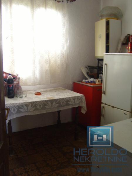 Kuća za renoviranje u Majuru sa pomoćnim objektom do glavnog puta 6