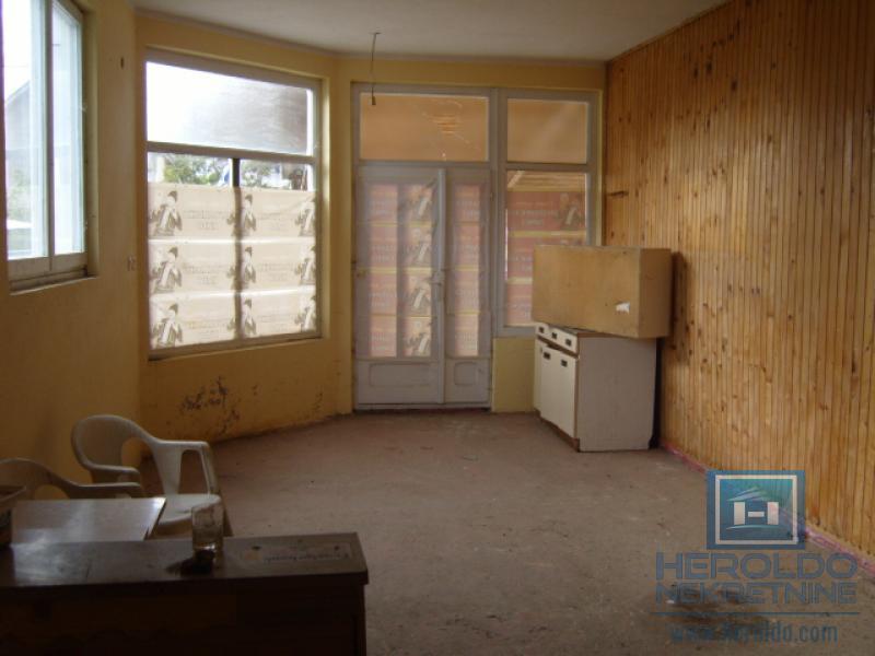 Kuća za renoviranje u Majuru sa pomoćnim objektom do glavnog puta 8