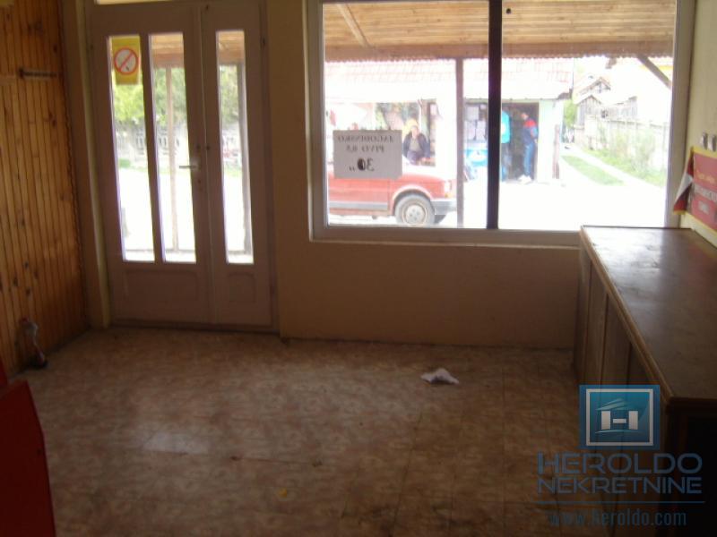 Kuća za renoviranje u Majuru sa pomoćnim objektom do glavnog puta 9