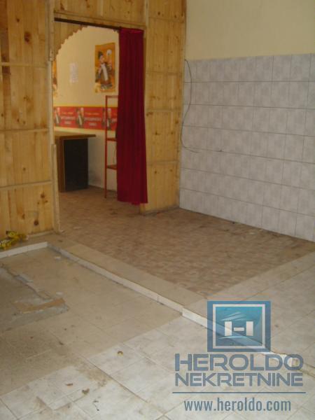 Kuća za renoviranje u Majuru sa pomoćnim objektom do glavnog puta 11