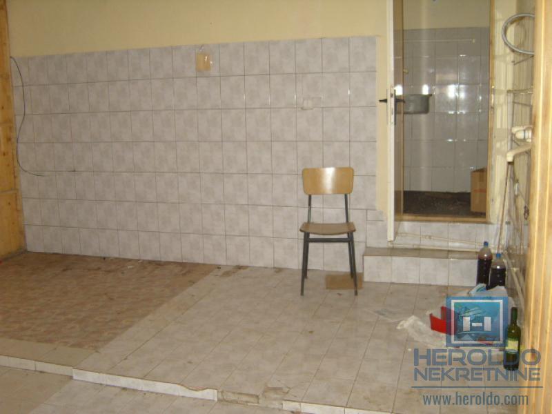 Kuća za renoviranje u Majuru sa pomoćnim objektom do glavnog puta 12