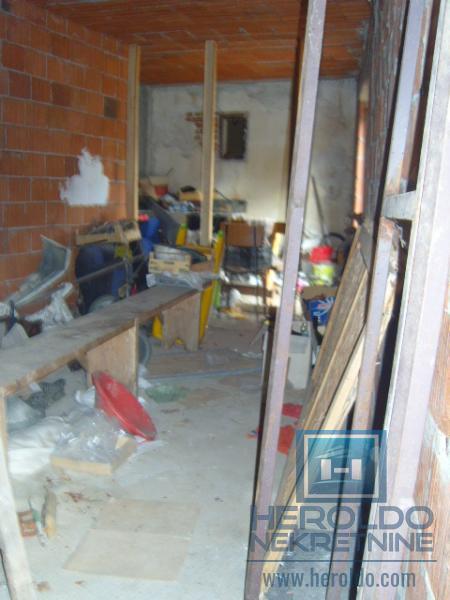 Kuća za renoviranje u Majuru sa pomoćnim objektom do glavnog puta 13