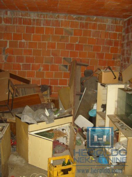 Kuća za renoviranje u Majuru sa pomoćnim objektom do glavnog puta 14