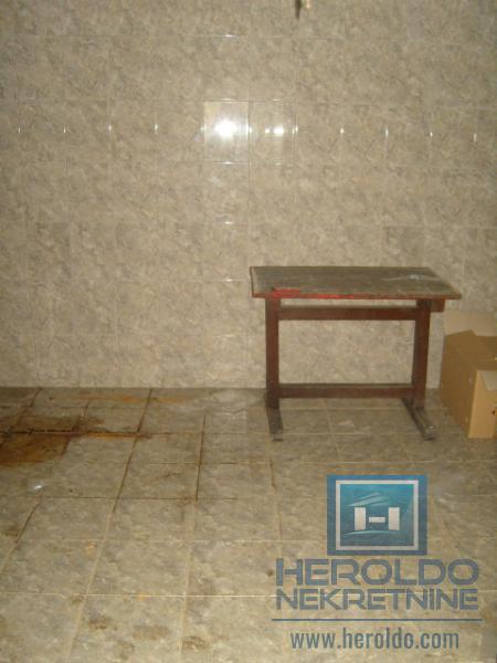 Kuća za renoviranje u Majuru sa pomoćnim objektom do glavnog puta 15