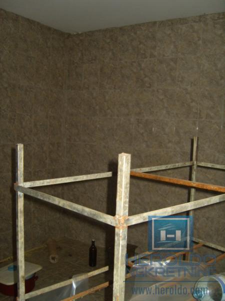 Kuća za renoviranje u Majuru sa pomoćnim objektom do glavnog puta 16