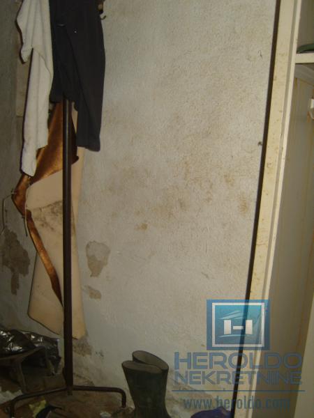 Kuća za renoviranje u Majuru sa pomoćnim objektom do glavnog puta 17