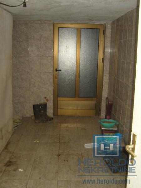 Kuća za renoviranje u Majuru sa pomoćnim objektom do glavnog puta 18