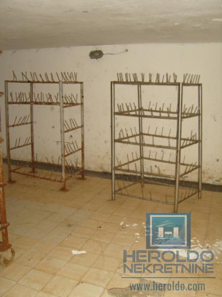 Kuća za renoviranje u Majuru sa pomoćnim objektom do glavnog puta 19