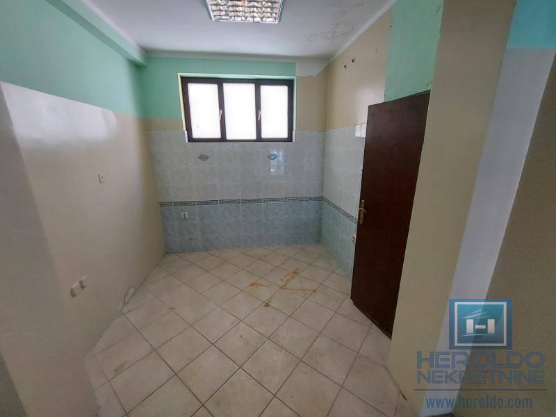 lokal 84m2 na odličnoj lokaciji 9