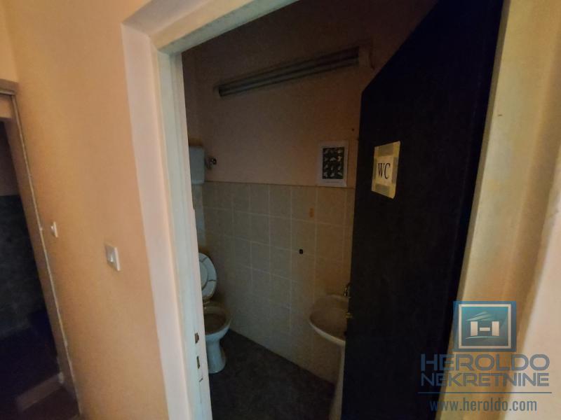 lokal 84m2 na odličnoj lokaciji 11