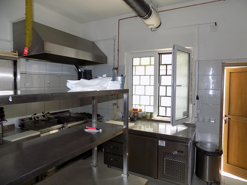 Lokal kod srednjih škola-pod zakupom oba lokala 8