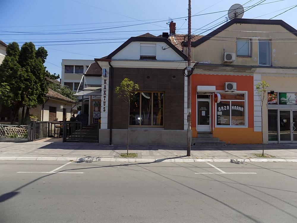 Lokal kod srednjih škola-pod zakupom oba lokala 15