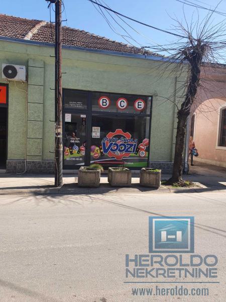 Lokal sa izlogom, Levač 2