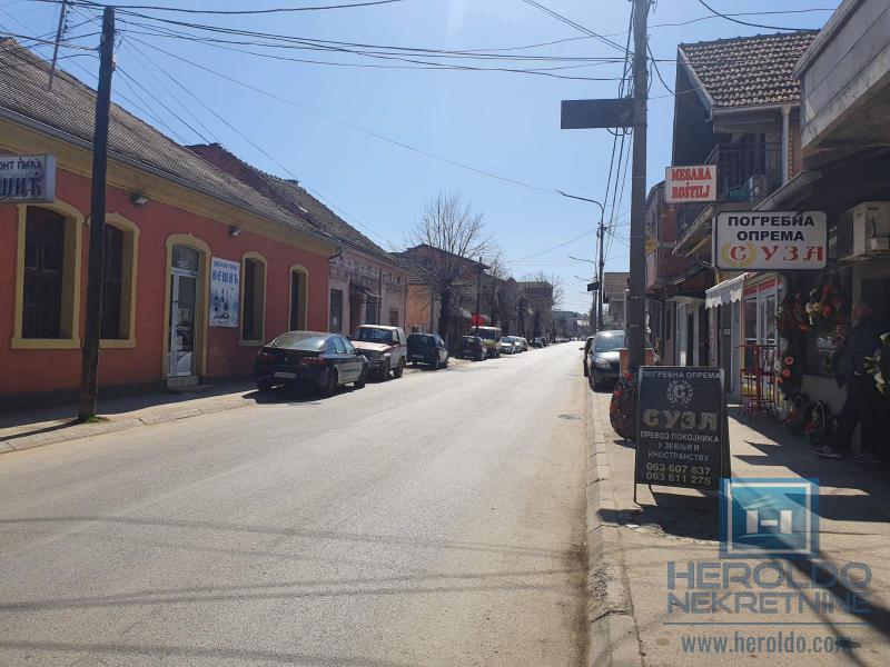 Lokal sa izlogom, Levač 3