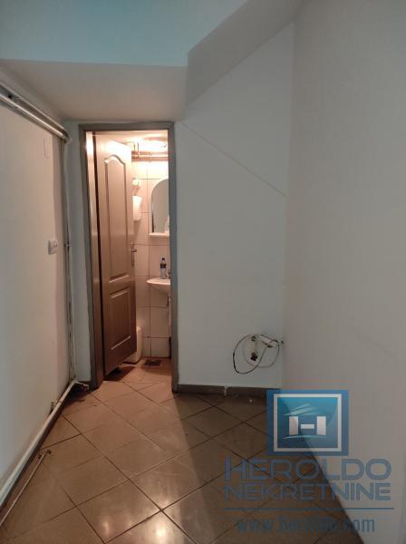 Lokal/  u blizini zgrade Opštine 11