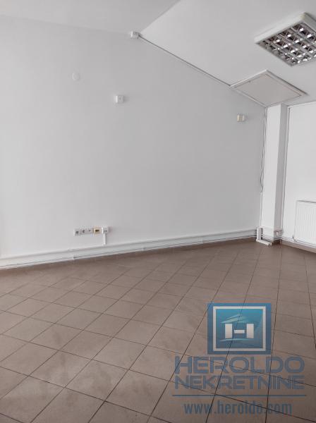 Lokal/  u blizini zgrade Opštine 10