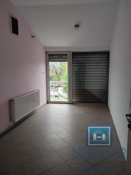 Lokal/  u blizini zgrade Opštine 5