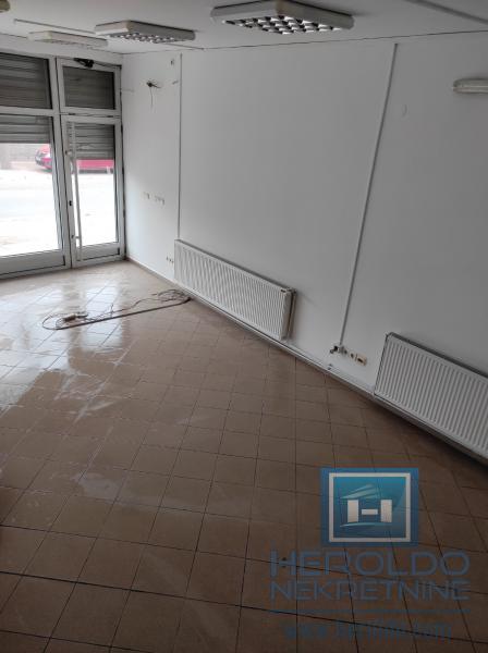 Lokal/  u blizini zgrade Opštine 9