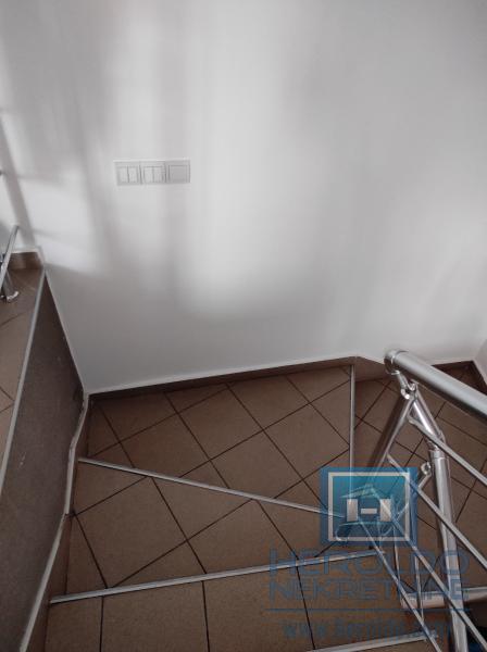 Lokal u blizini zgrade Opštine 8