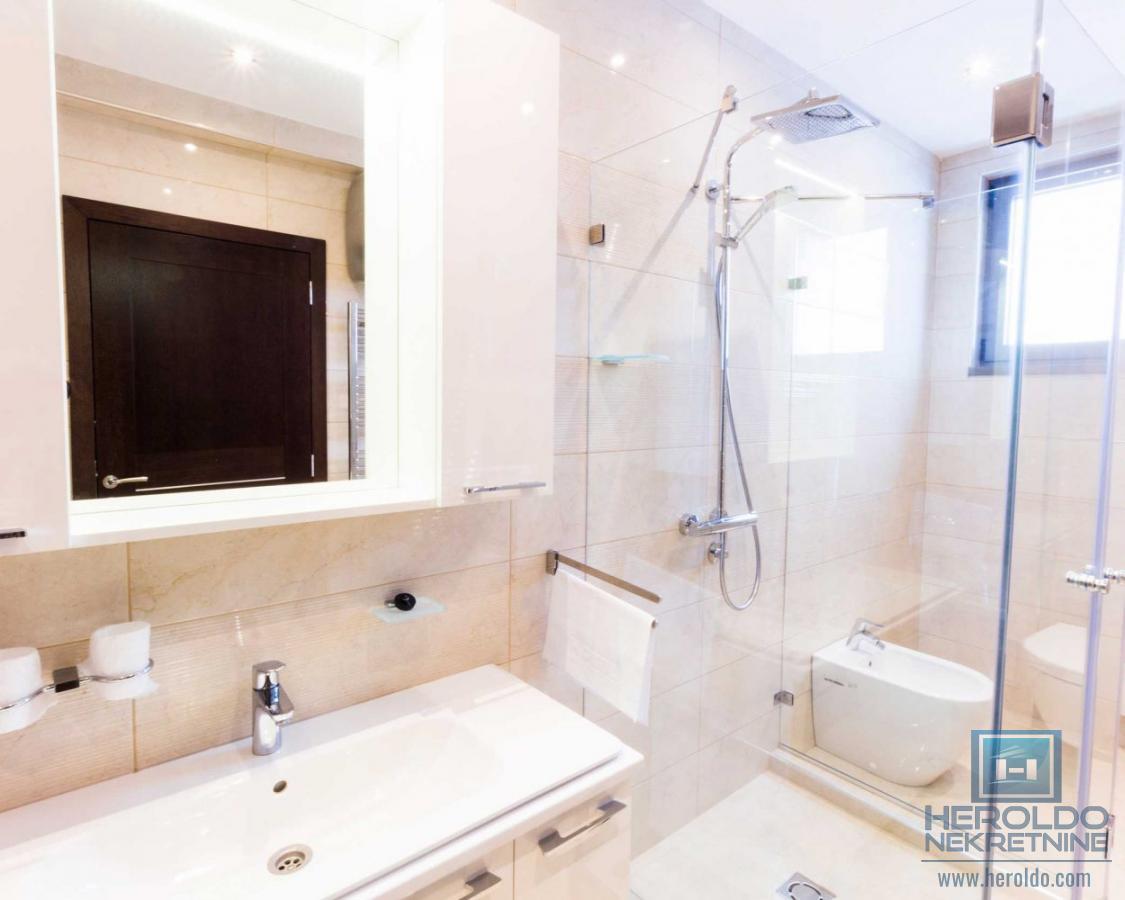 Luksuzno opremljen stan u Wing kompleksu 12