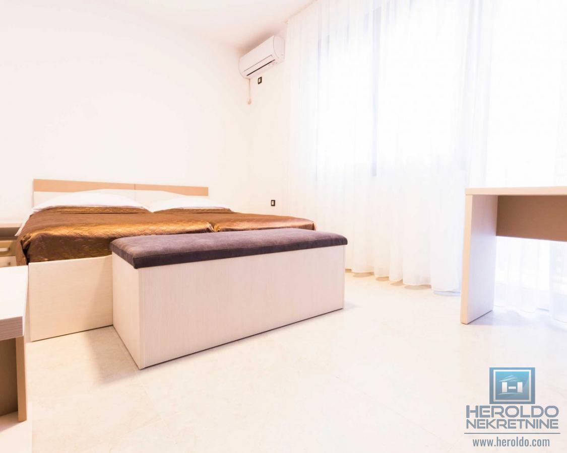 Luksuzno opremljen stan u Wing kompleksu 14