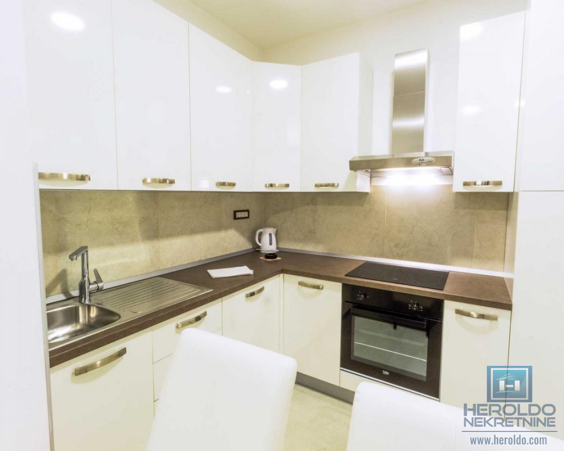 Luksuzno opremljen stan u Wing kompleksu 4