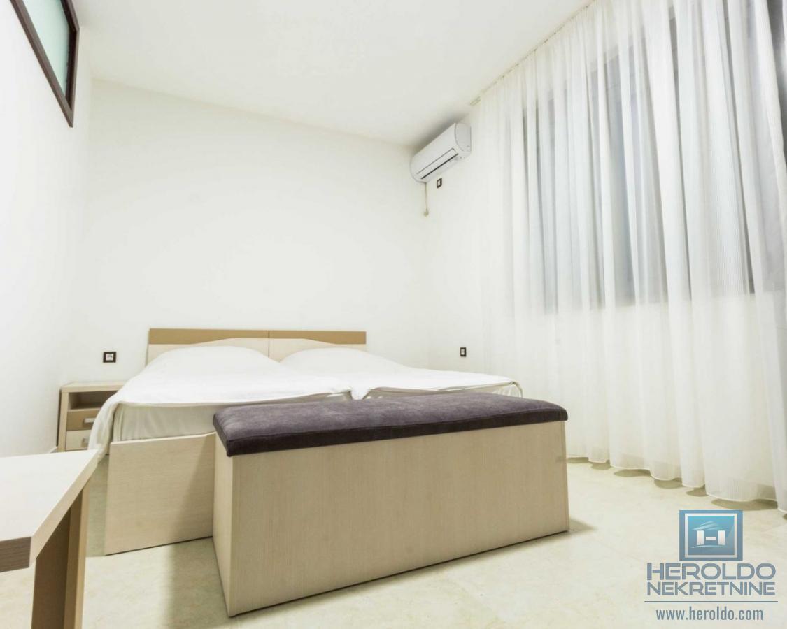 Luksuzno opremljen stan u Wing kompleksu 7