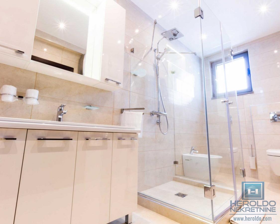 Luksuzno opremljen stan u Wing kompleksu 9