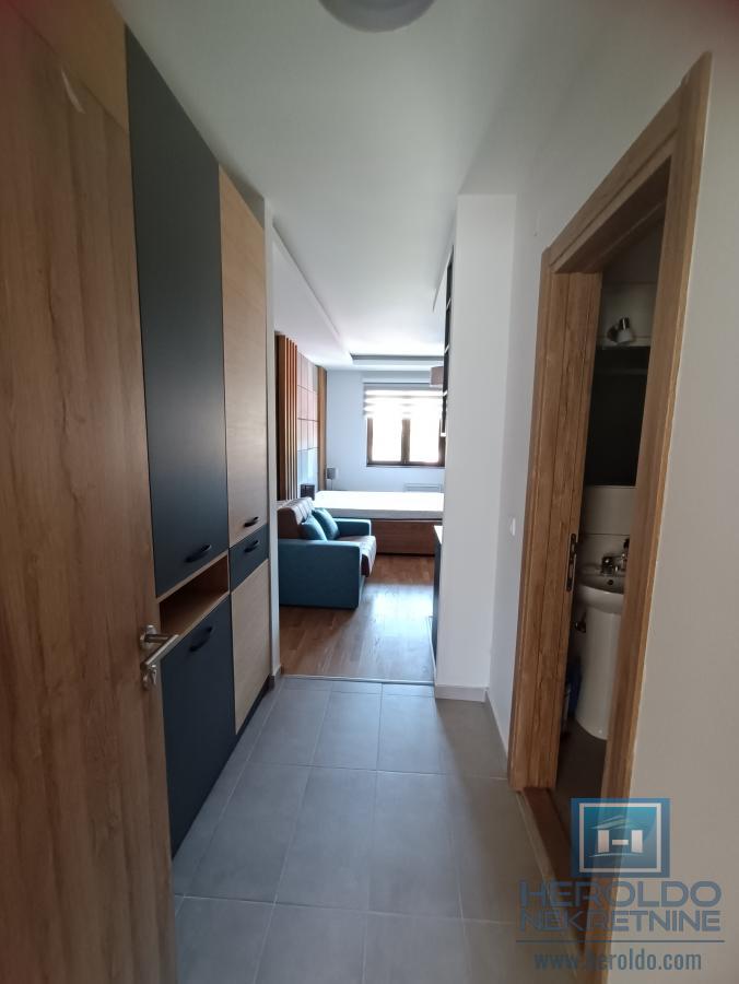 Na prodaju potpuno opremljen apartman na Zlatiboru 3