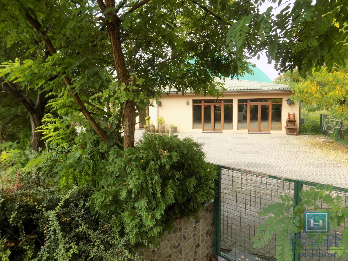 NA PRODAJU – BALON ZA FUDBAL SA KOMPLETNIM INVENTAROM 15