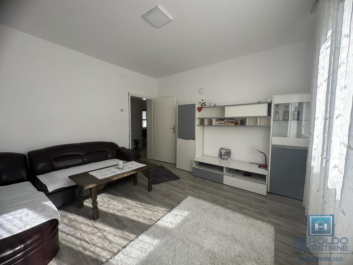 Na prodaju dve kuće u Ćupriji 4