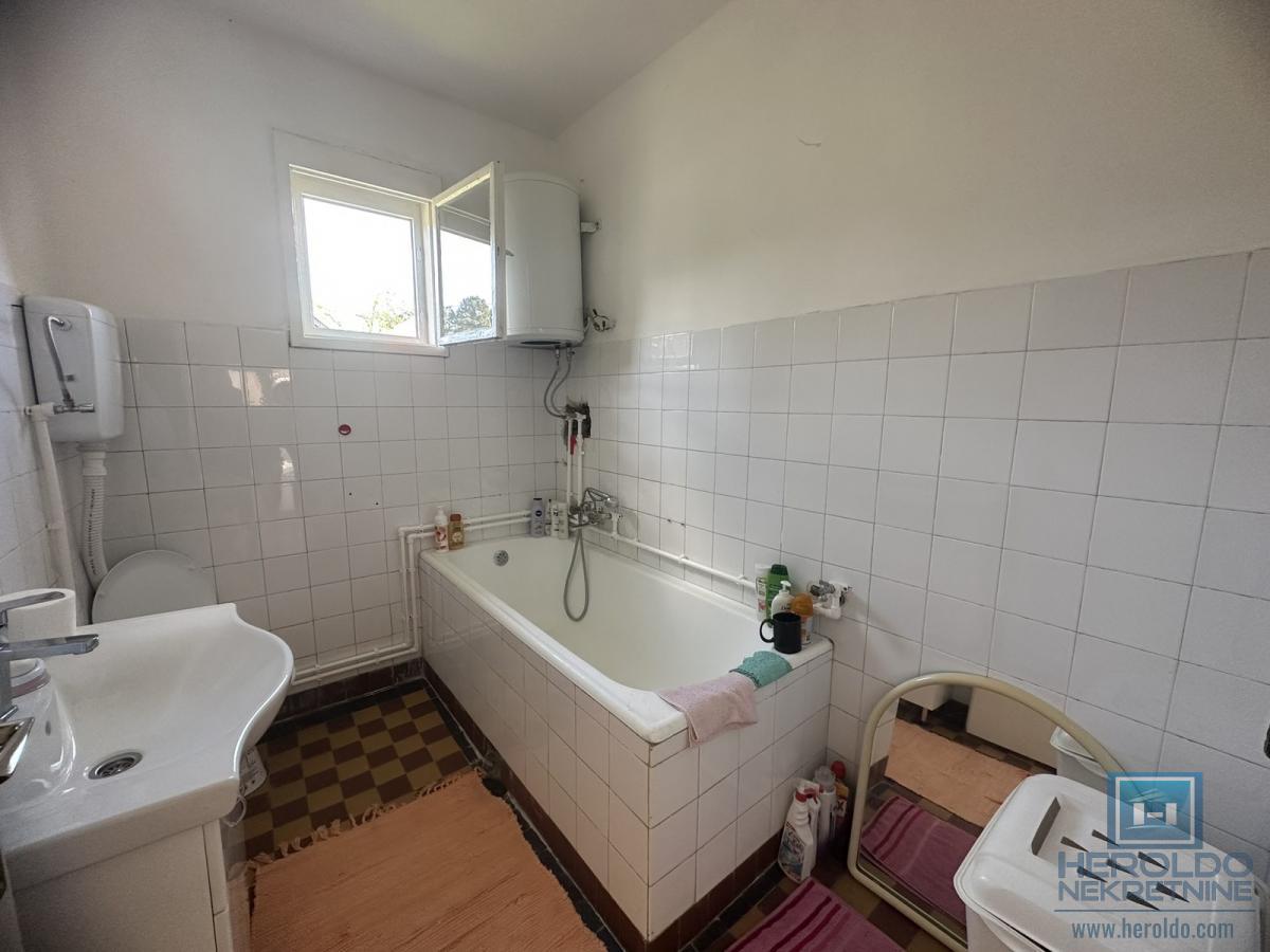 Na prodaju dve kuće u Ćupriji 19