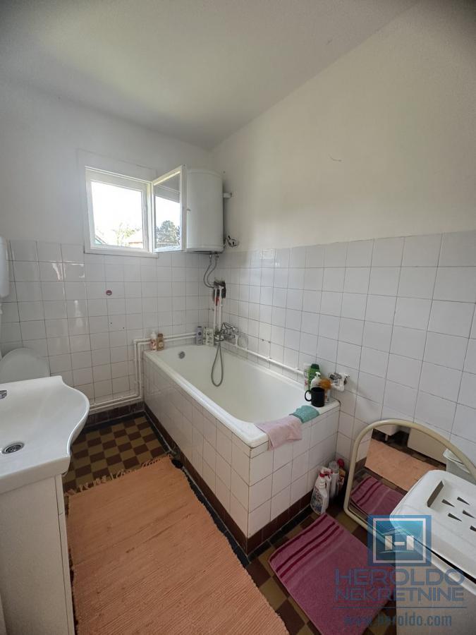 Na prodaju dve kuće u Ćupriji 20