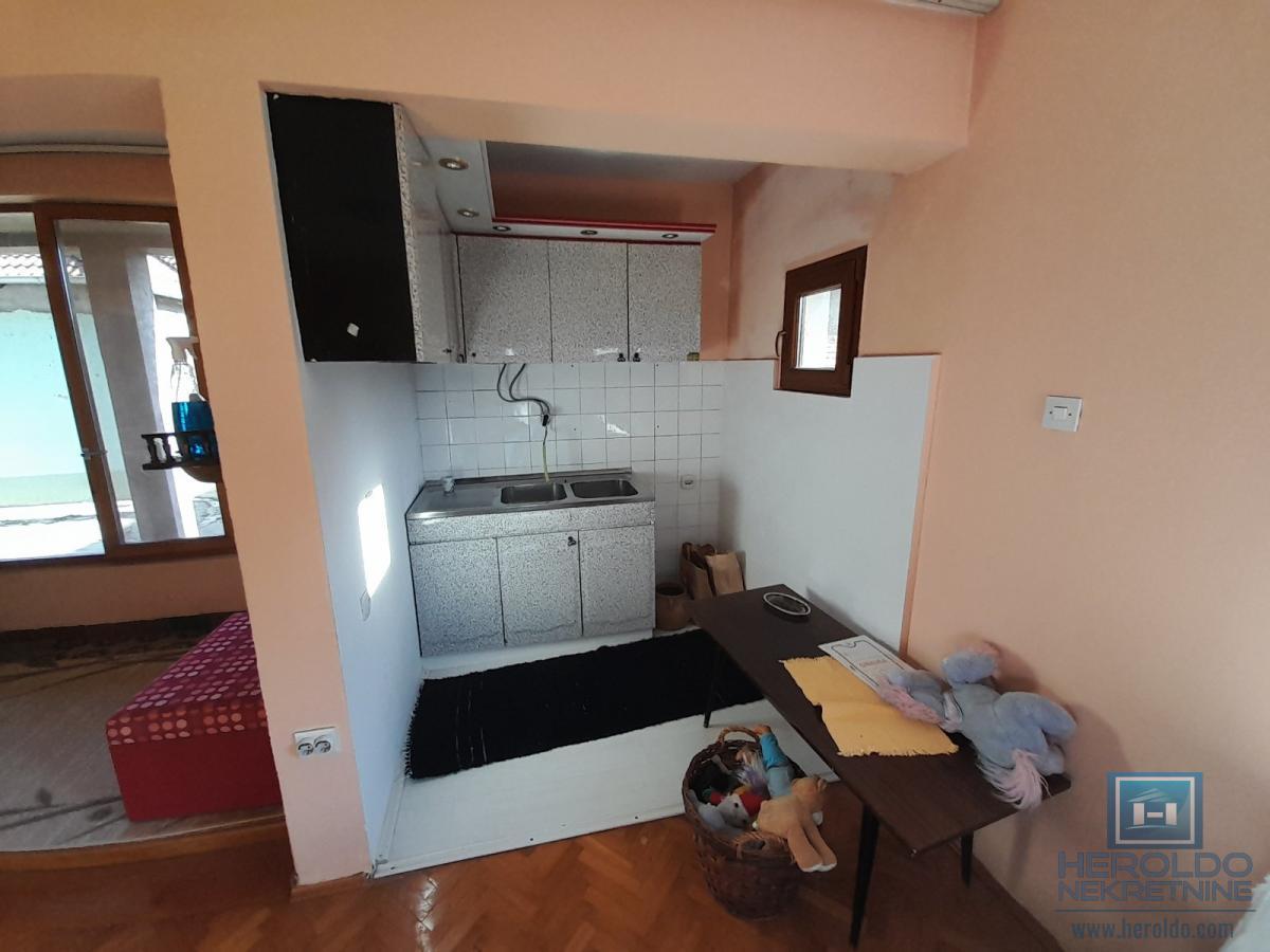 Na prodaju dve kuće u Ćupriji 10