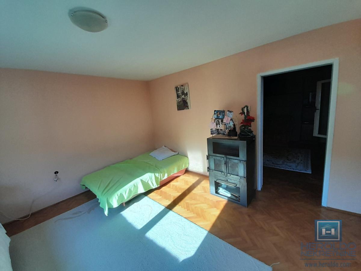 Na prodaju dve kuće u Ćupriji 11