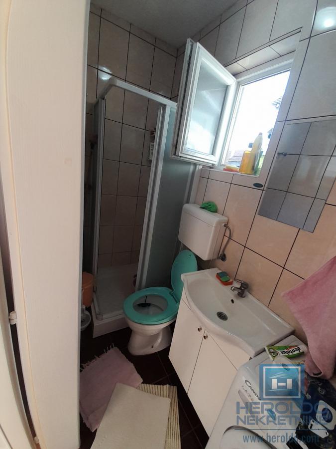 Na prodaju dve kuće u Ćupriji 9