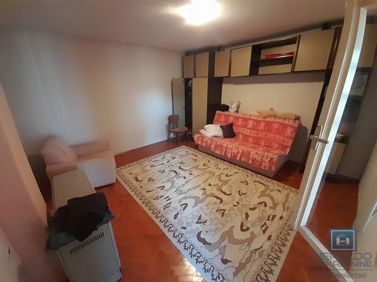 Na prodaju dve kuće u Ćupriji 12