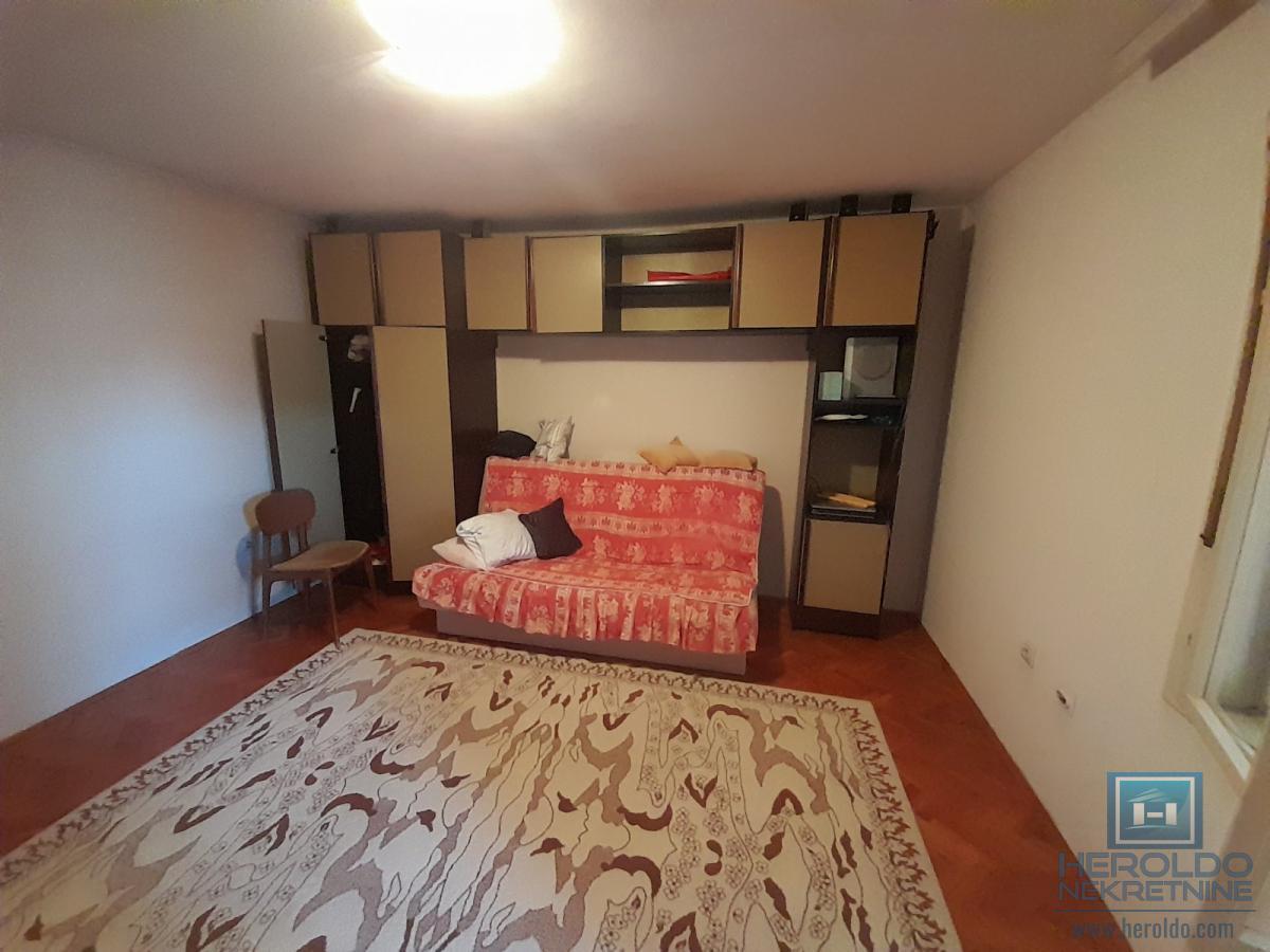 Na prodaju dve kuće u Ćupriji 13