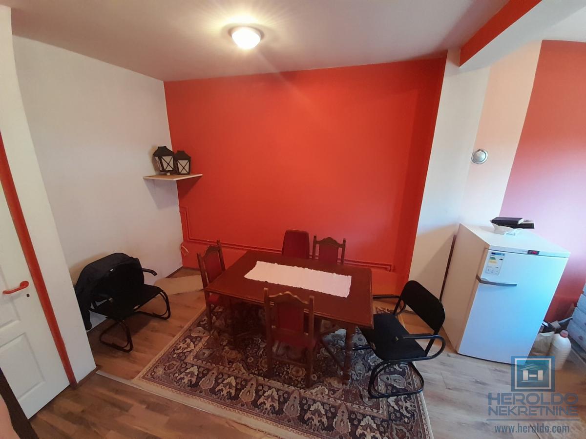 Na prodaju dve kuće u Ćupriji 14