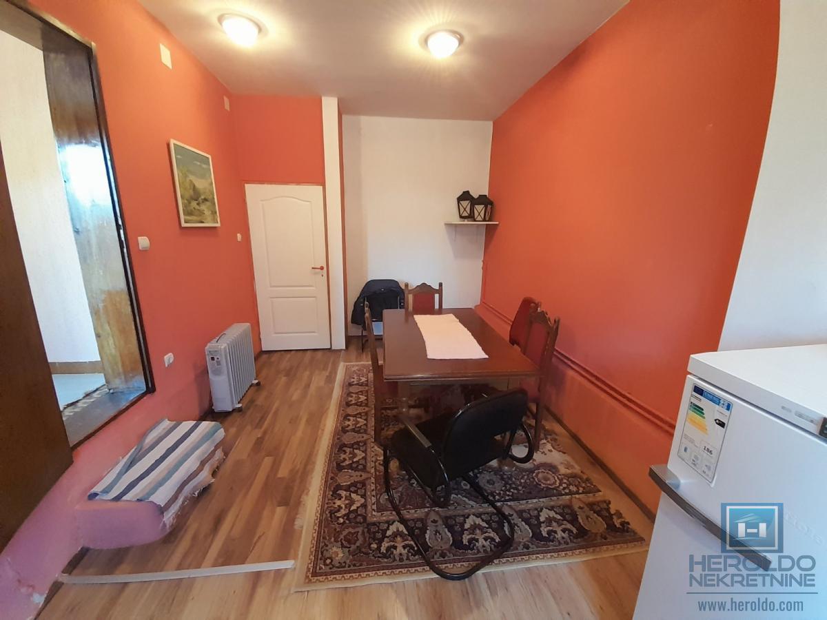 Na prodaju dve kuće u Ćupriji 16