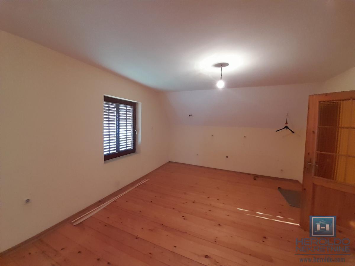 Na prodaju dve kuće u Ćupriji 22