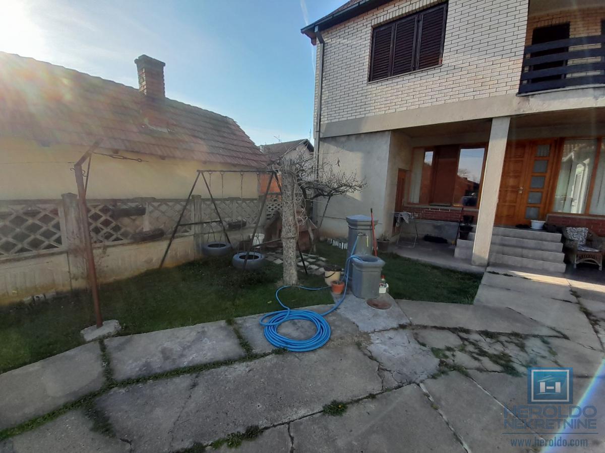 Na prodaju dve kuće u Ćupriji 23