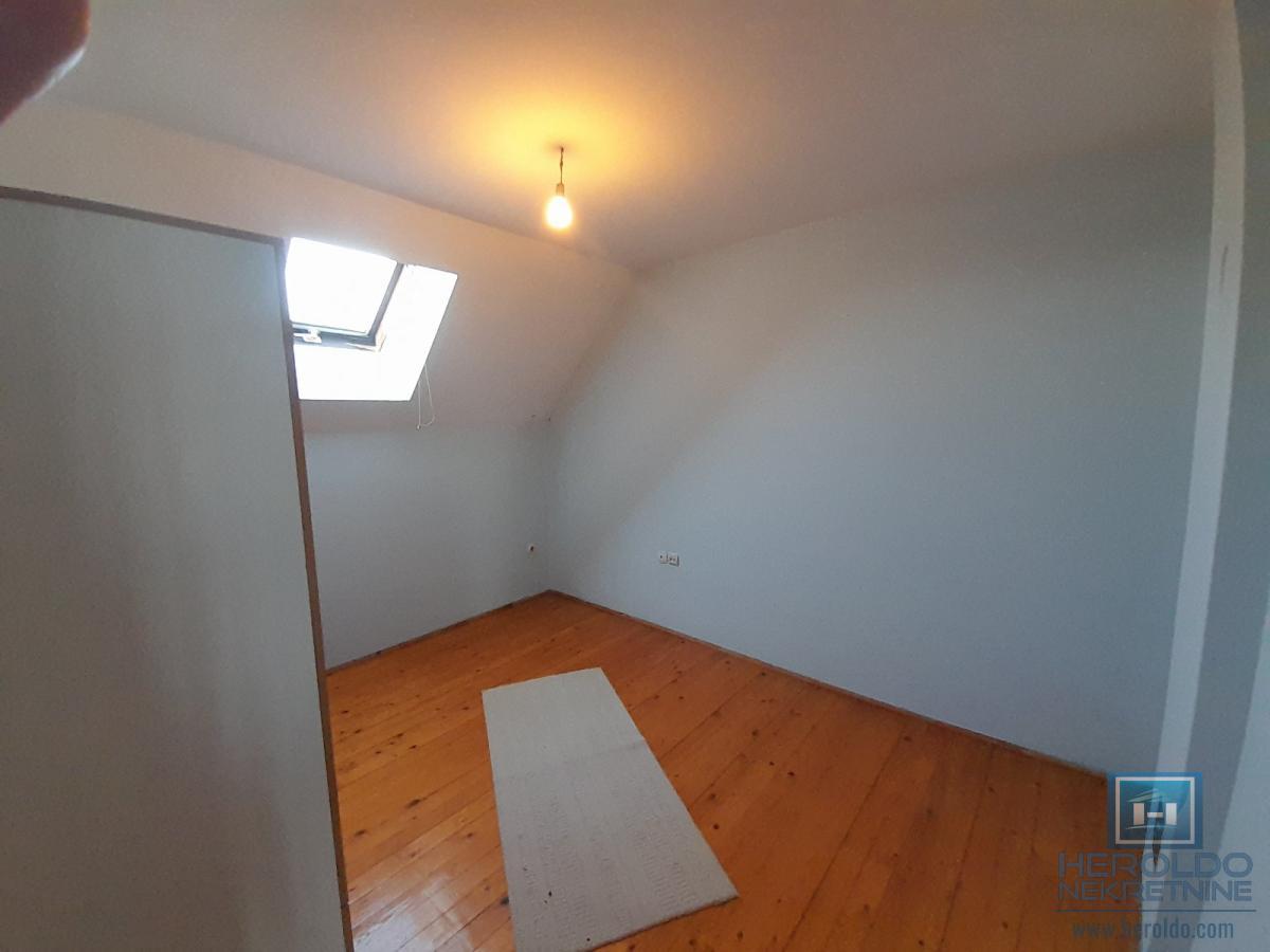 Na prodaju dve kuće u Ćupriji 24