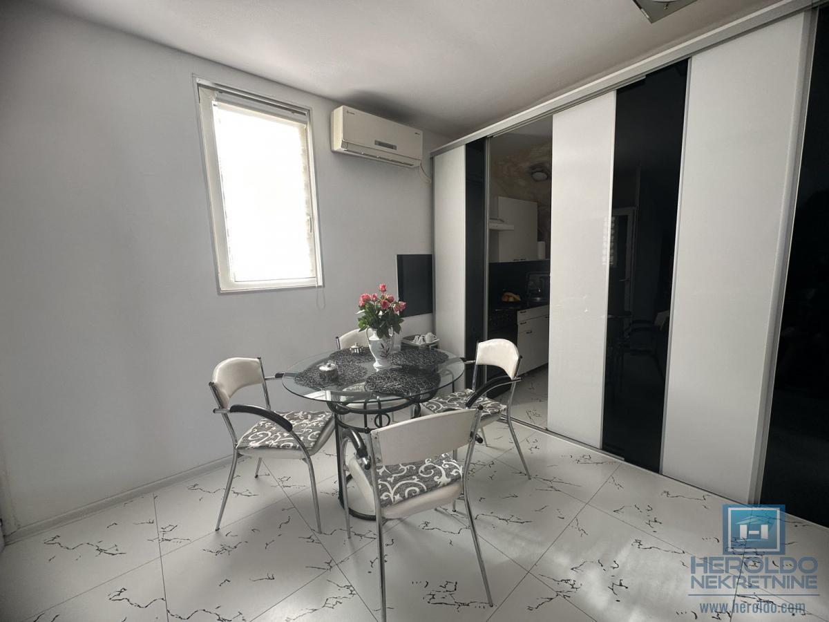 Na prodaju dve kuće u Ćupriji 10