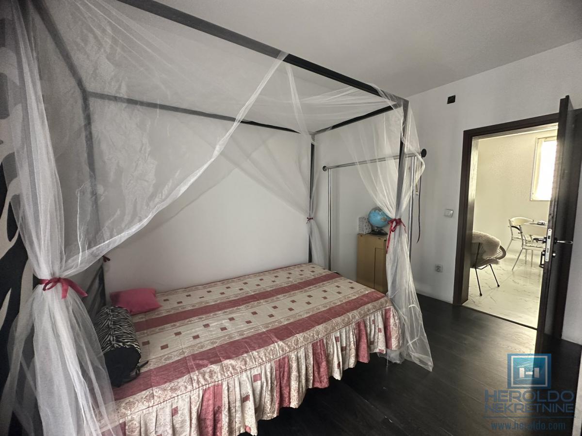 Na prodaju dve kuće u Ćupriji 12