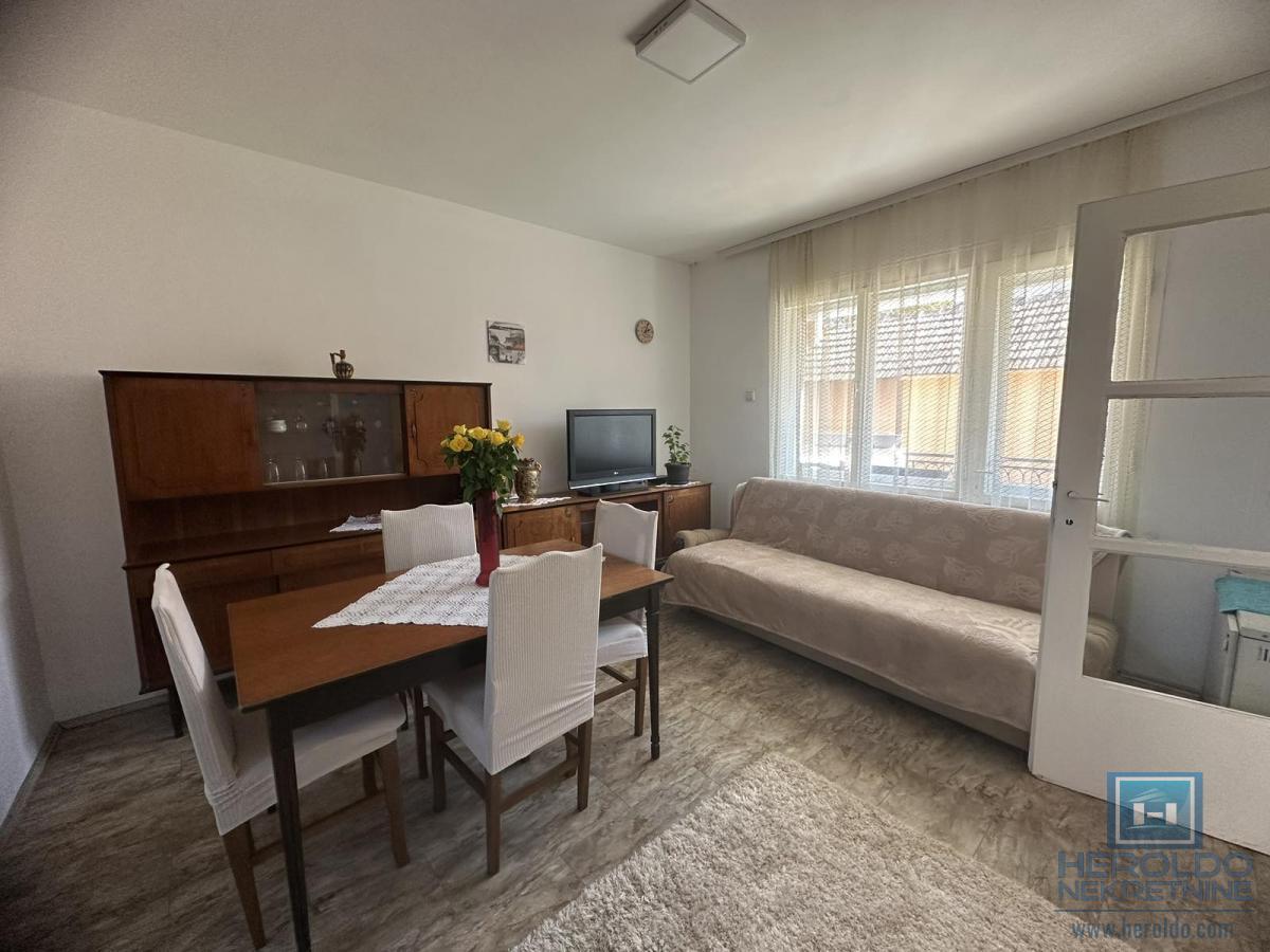 Na prodaju dve kuće u Ćupriji 13