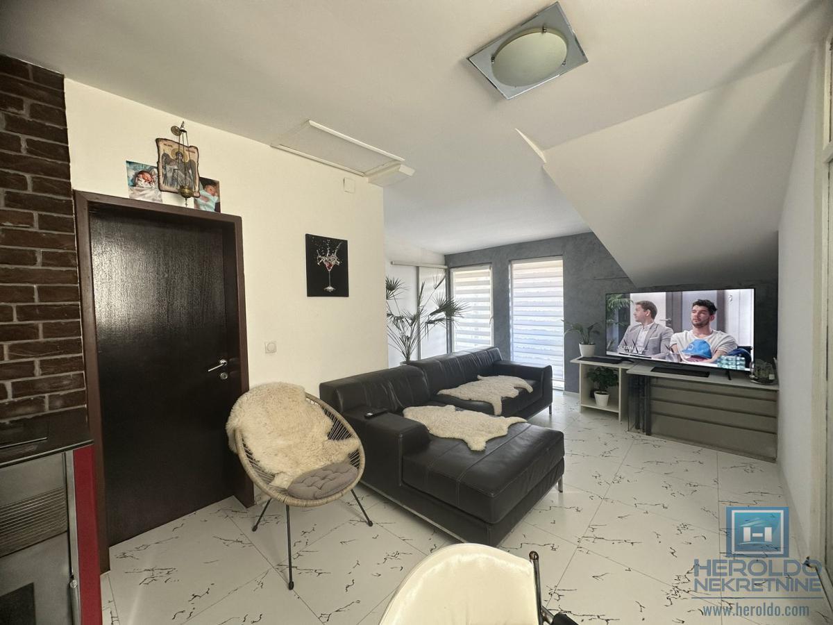 Na prodaju dve kuće u Ćupriji 8