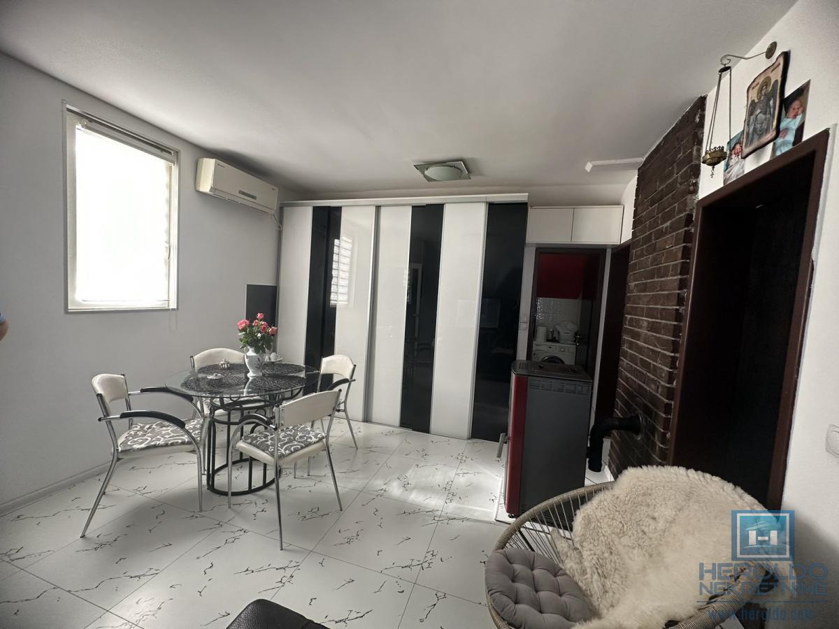 Na prodaju dve kuće u Ćupriji 9