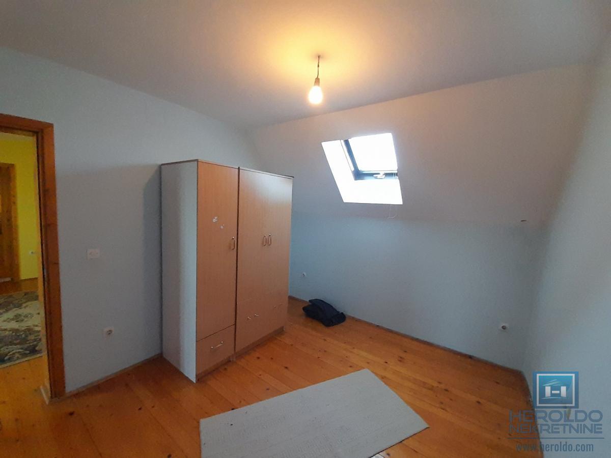 Na prodaju dve kuće u Ćupriji 25