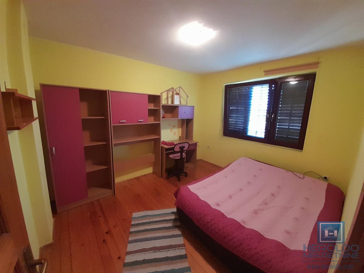 Na prodaju dve kuće u Ćupriji 26